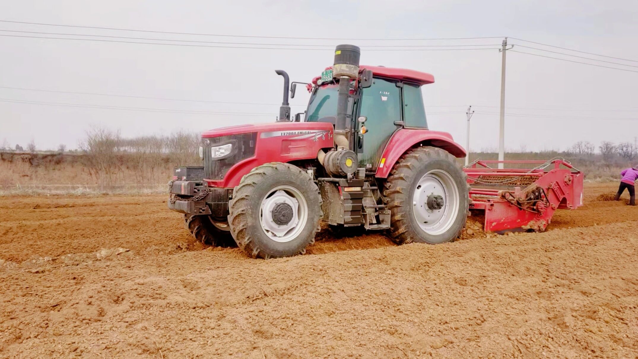 春耕正忙！东方红“霸屏”河西走廊，实力护农助丰收